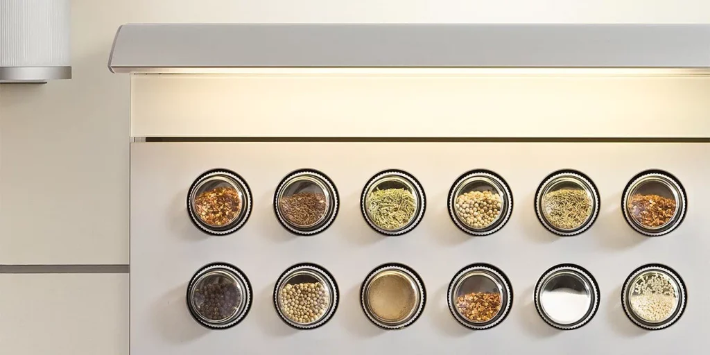 imgi_14_bulthaup-b3-kueche-funktionswand-gewuerzflacons-gewuerze