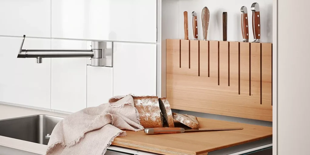 imgi_15_bulthaup-b3-funktionswand-paneel-mischbatterie-brotschneidebrett-brot-messer