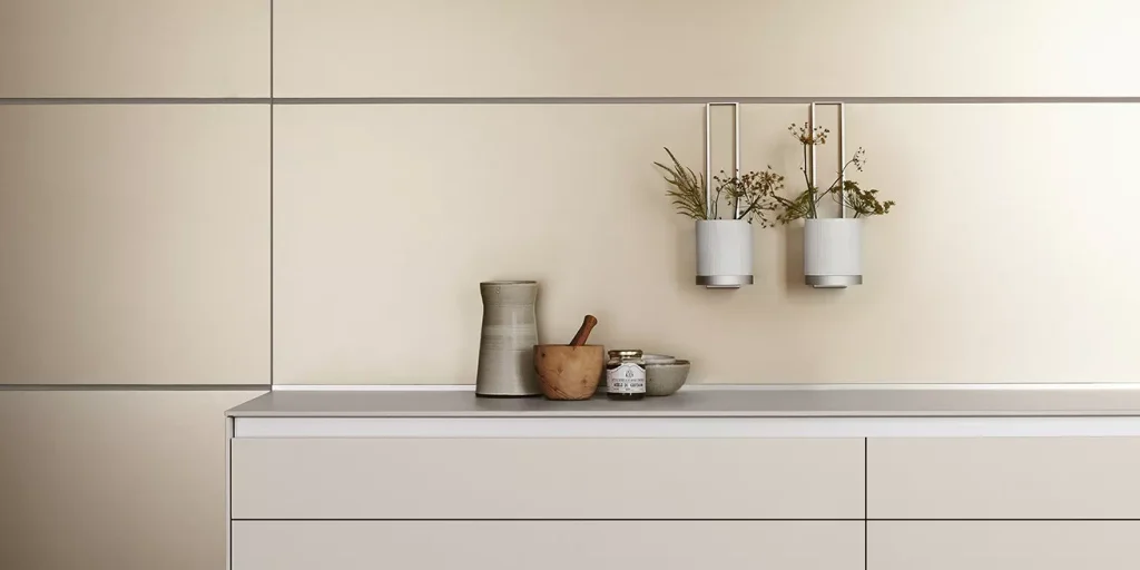 imgi_17_bulthaup-b3-funktionswand-paneel-sandbeige-krauter-toepfe-zubehoer-dekoration