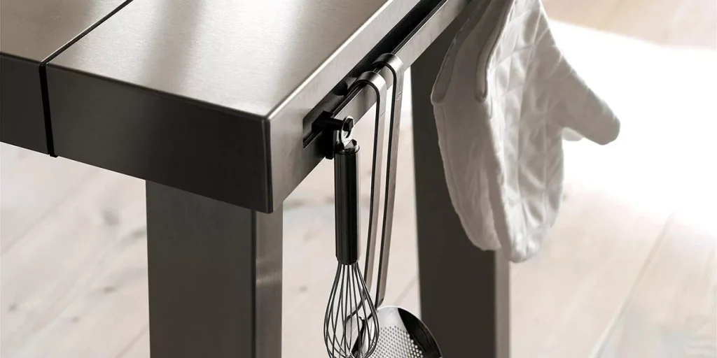 imgi_37_bulthaup-b2-zubehoer-kochbesteck-schneebesen-kelle-topfhandschuhe-topflappen-aufhaengen